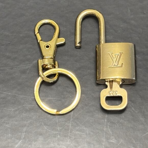 Authentic Louis Vuitton Brass Lock&key #323 W/ New Unbranded Gold Tone Key Chain - Picture 3 of 7